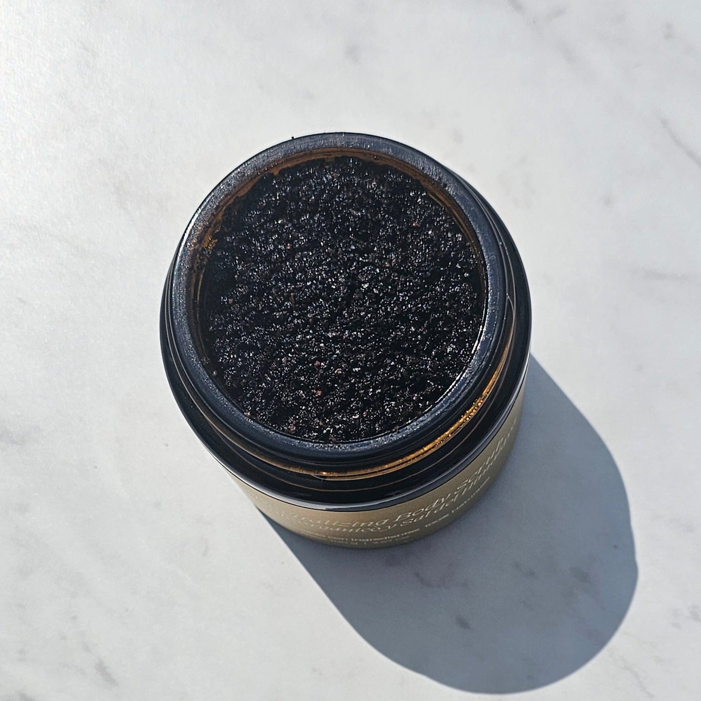 Revitalizing Body Scrub, Café Orgánico y Sal Rosa del Himalaya.
