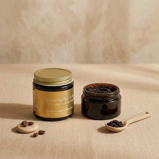 Revitalizing Body Scrub, Café Orgánico y Sal Rosa del Himalaya.